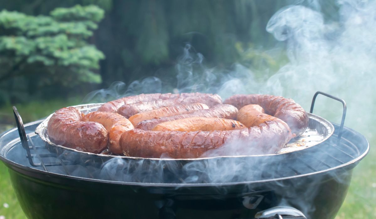 Kiełbasy z grilla nie smakują zbyt dobrze? To może być wina ich składu. Lepiej uważnie go przeczytaj