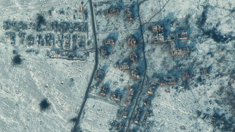 Ci??kie walki o miasto Sołedar we wschodniej Ukrainie
This handout satellite image taken and released on January 11, 2023 by Maxar Technologies shows the the destroyed schools and buildings in southern Soledar, near Bakhmut in eastern Ukraine. - Ukrainian President Volodymyr Zelensky said on January 11 fighting was still raging in a key eastern frontline city that a Russian mercenary group earlier said it controlled. The fate of Soledar in eastern Ukraine was uncertain after Russian group Wagner claimed it controlled the gateway town -- but the Kremlin cautioned against declaring victory prematurely. (Photo by Handout / Satellite image �2022 Maxar Technologies / AFP) / RESTRICTED TO EDITORIAL USE - MANDATORY CREDIT "AFP PHOTO / Satellite image �2022 Maxar Technologies" - NO MARKETING NO ADVERTISING CAMPAIGNS - DISTRIBUTED AS A SERVICE TO CLIENTS
HANDOUT