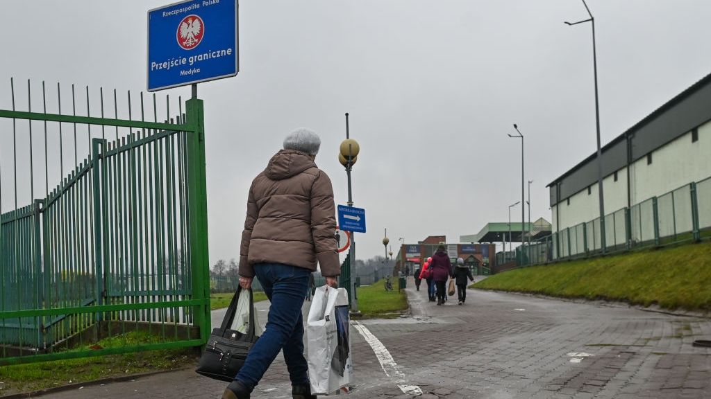 Na zdjęciu osoby z Ukrainy przekraczające polską granicę