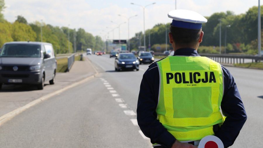 Mimo mniejszego ruchu i większej liczby obowiązków, policja nie rezygnuje z kontroli drogowych