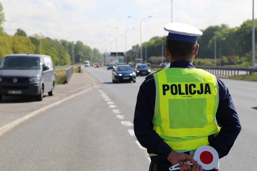 Mimo mniejszego ruchu i większej liczby obowiązków, policja nie rezygnuje z kontroli drogowych