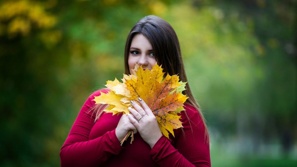 Kobieta plus size w pięknym kaszmirowym swetrze będzie się prezentowała elegancko i z klasą
