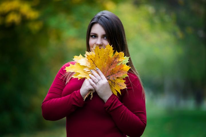 Kobieta plus size w pięknym kaszmirowym swetrze będzie się prezentowała elegancko i z klasą