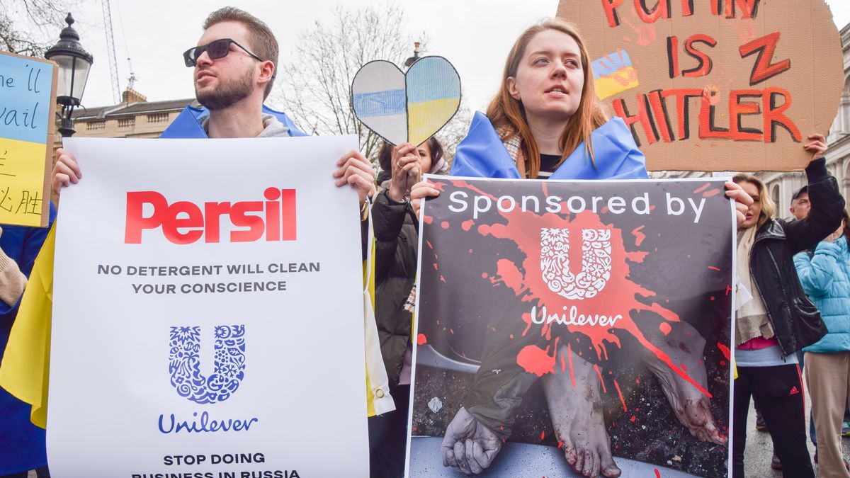 Na zdjęciu protestujący w Londynie, domagający się, by Unilever opuścił rosyjski rynek