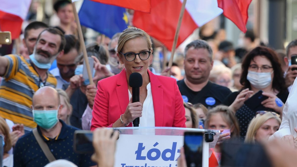 Wybory prezydenckie 2020 - II tura. Małgorzata Trzaskowska (C) i prezydent Łodzi Hanna Zdanowska (P) podczas spotkania prezydenta Warszawy, kandydata KO na urząd prezydenta RP Rafała Trzaskowskiego z wyborcami w Łodzi