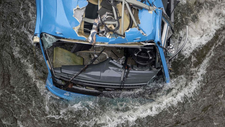Wypadek autokaru w Hiszpanii. Pojazd wpadł do rzeki