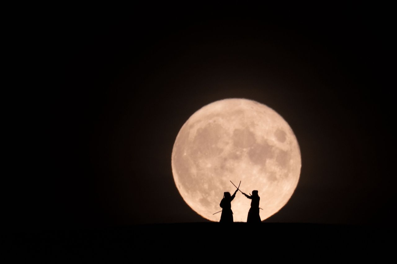 Walka na tle Księżyca przypomina klimat starych filmów o samurajach.