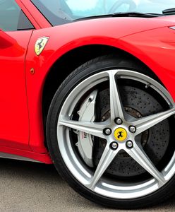 Wrzucił gotówkę do reklamówki z dyskontu. Poszedł kupić Ferrari