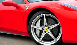 Wrzucił gotówkę do reklamówki z dyskontu. Poszedł kupić Ferrari