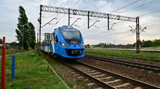 Przechodził przez tory, zahaczając o pociąg. 74-latek jest ranny