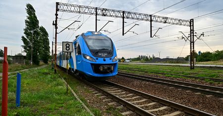 Przechodził przez tory, zahaczając o pociąg. 74-latek jest ranny
