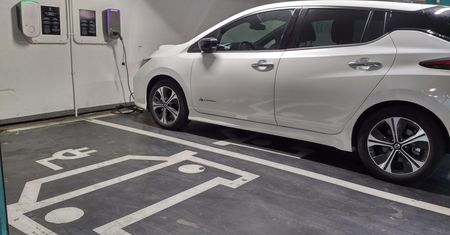 Pożar elektryka w garażu podziemnym. Pojawiły się wytyczne dla obiektów