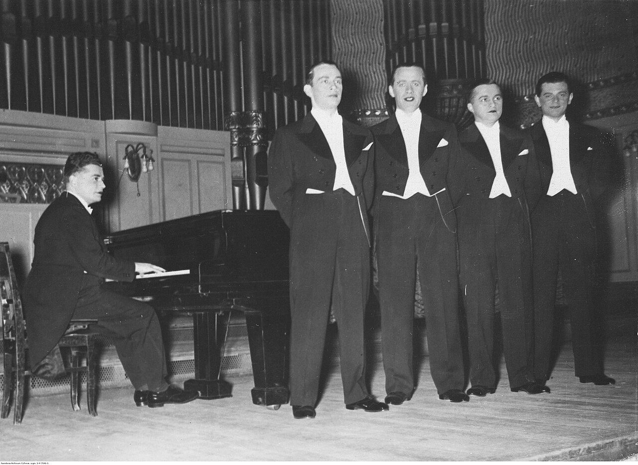 Mieczysław Fogg w 1935 roku (z przodu, drugi od lewej)