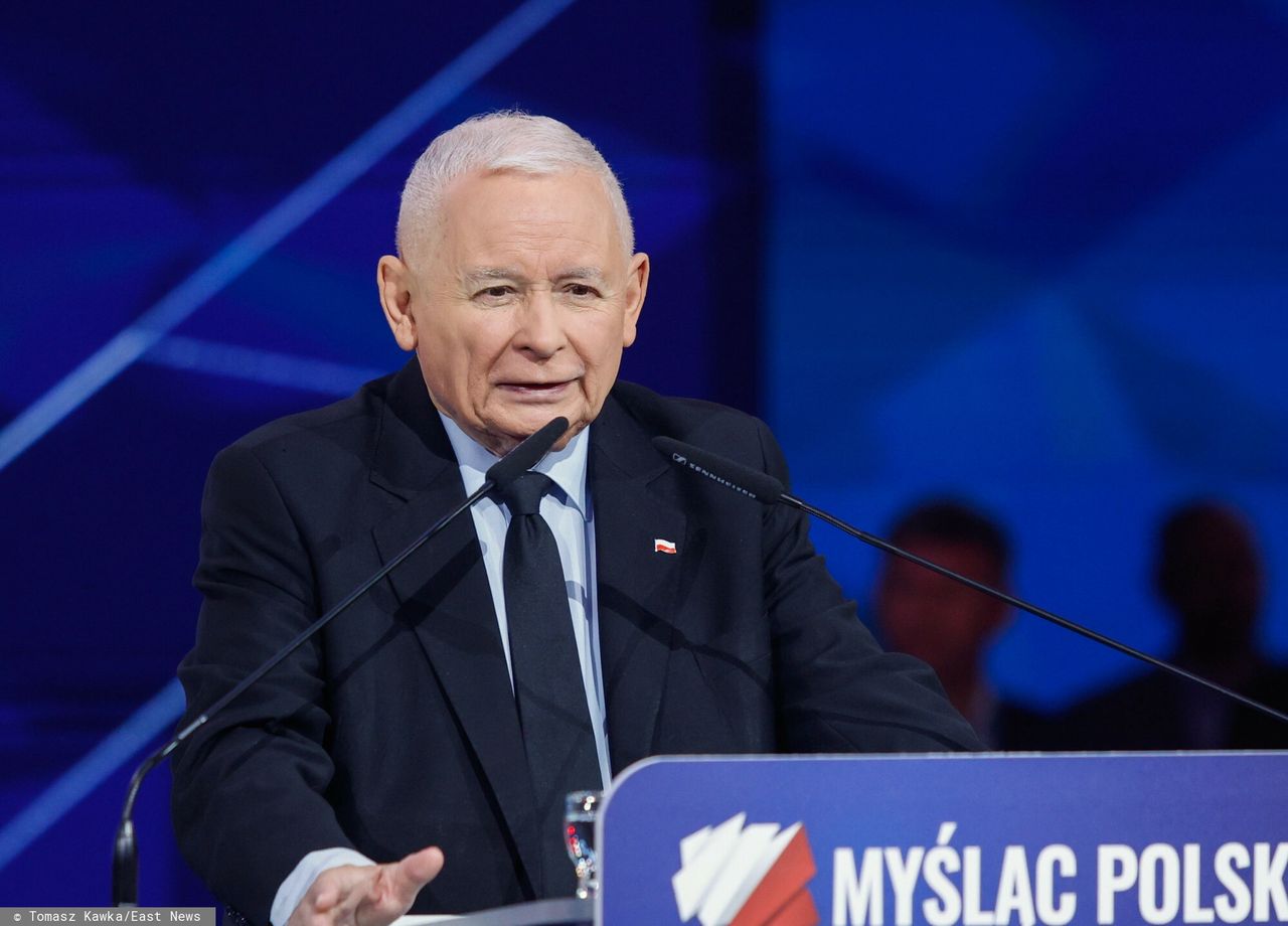 "Chcą propagandowo poprawić słupki". Kaczyński uderza w KO