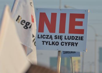 Fala zwolnień grupowych przyspiesza. Coraz większa presja i łamanie praw pracowników