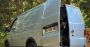 Warszawa: Przyjechał z Francji. Ktoś ukradł mu busa z psem, który był w klatce transportowej