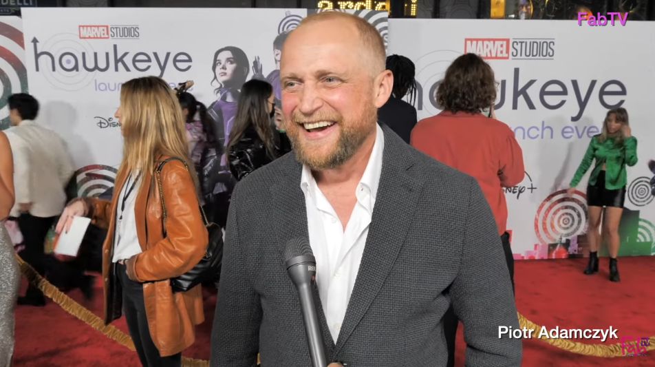 Piotr Adamczyk udziela wywiadu na premierze "Hawkeye"