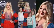 Zoperowana Tori Spelling ociepla wizerunek na ściance