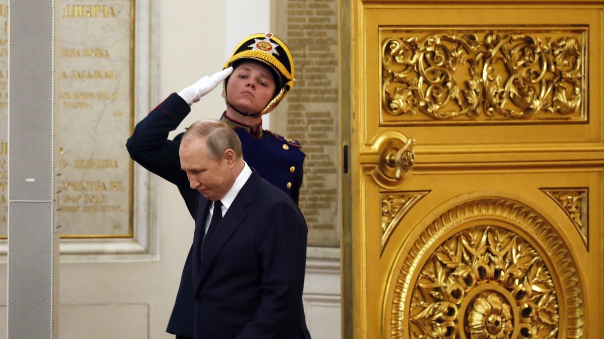 Russian President Vladimir Putin meets with Russian Olympic and Paralympic athletes during a state awards ceremony for Russian medal winners of the Beijing 2022 Olympic Winter Games at the Kremlin in Moscow, Russia, 26 April 2022. EPA/YURI KOCHETKOV Dostawca: PAP/EPA.