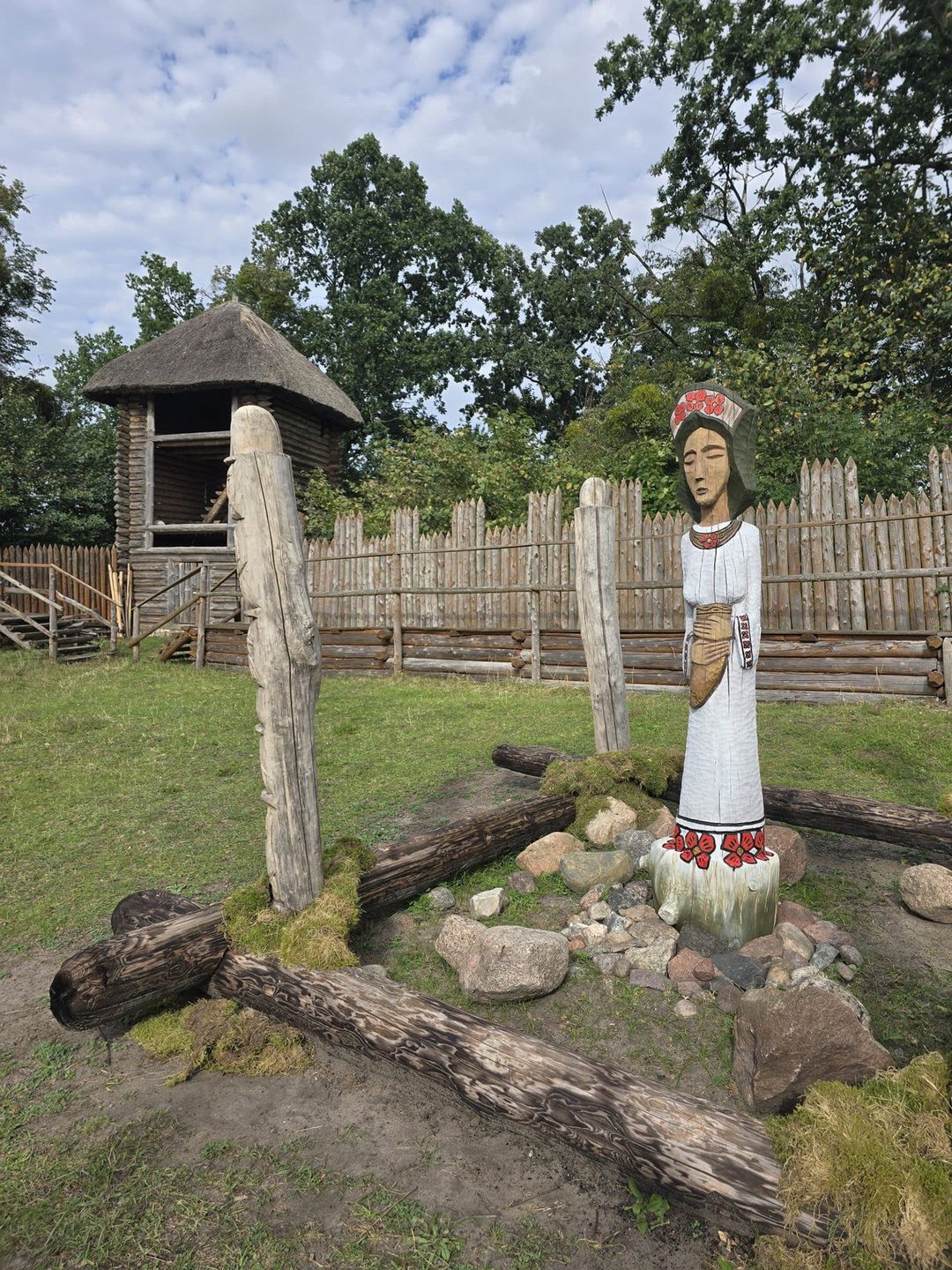 Rzeźba przedstawiająca boginię Mokosz znajduje się w Grodzisku Owidz, gdzie funkcjonuje Muzeum Mitologii Słowiańskiej - jeszcze do września br.! 