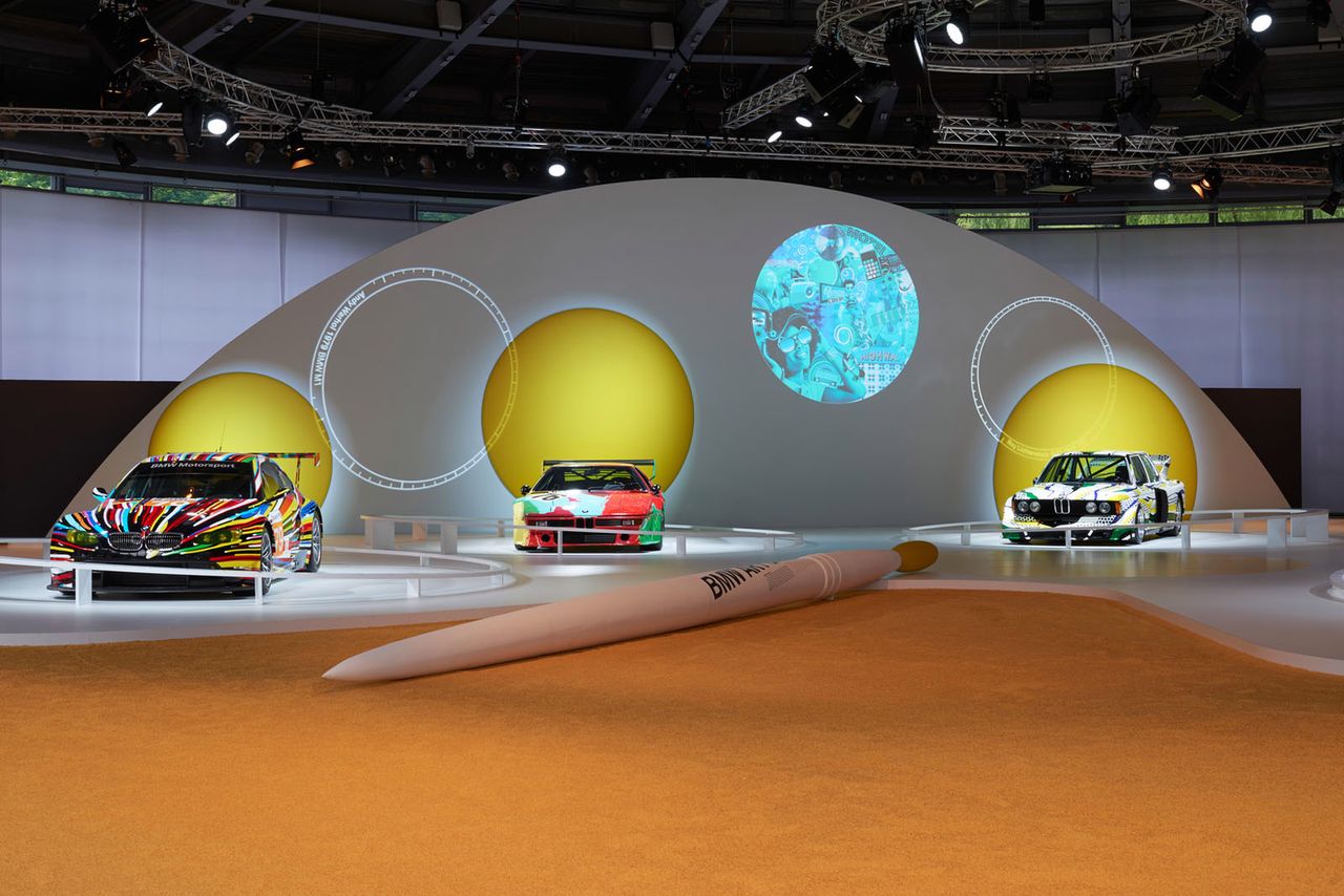 Niemiecki producent świętuje w tym roku wspomnianą już 40. rocznicę rozpoczęcia projektu Art Cars. W ramach obchodów BMW wystawiało już swoje auta na wystawach między innymi w Hong Kongu i w swoim muzeum. Na powyższym zdjęciu przedstawiona jest instalacja z Concorso d'Eleganza w Lake Como. Wkrótce kolejne wystawy odbędą się w Nowym Jorku, Miami i Szanghaju.