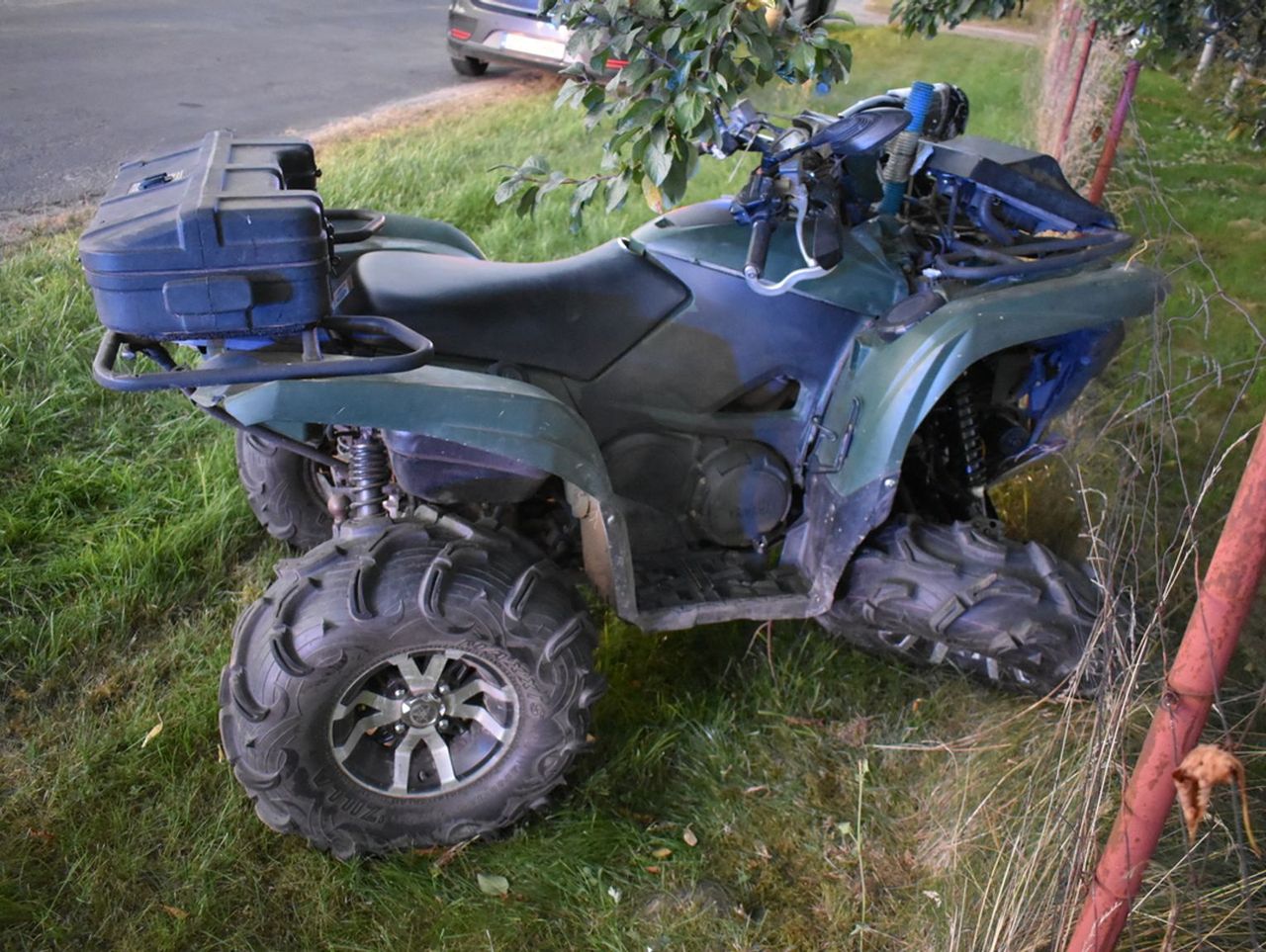 Nowogard: Pijani mężczyźni na quadzie uderzyli w auto i próbowali uciec