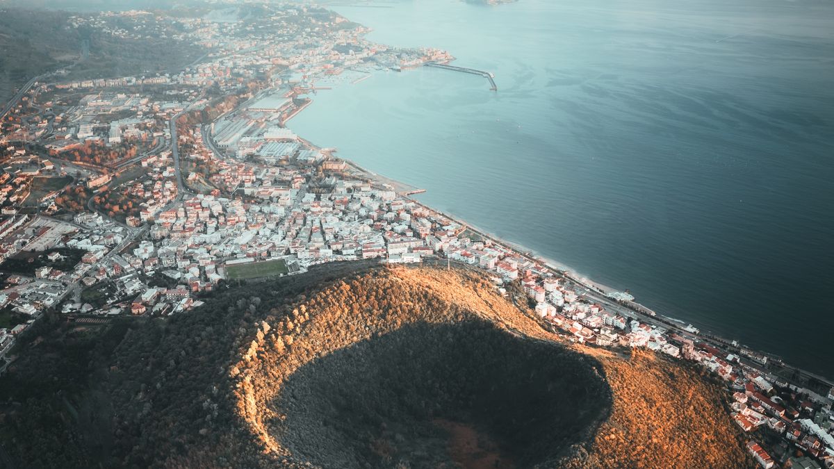 Widok z drona na rejon Campi Flegrei (@Paolo/Adobe Stock)