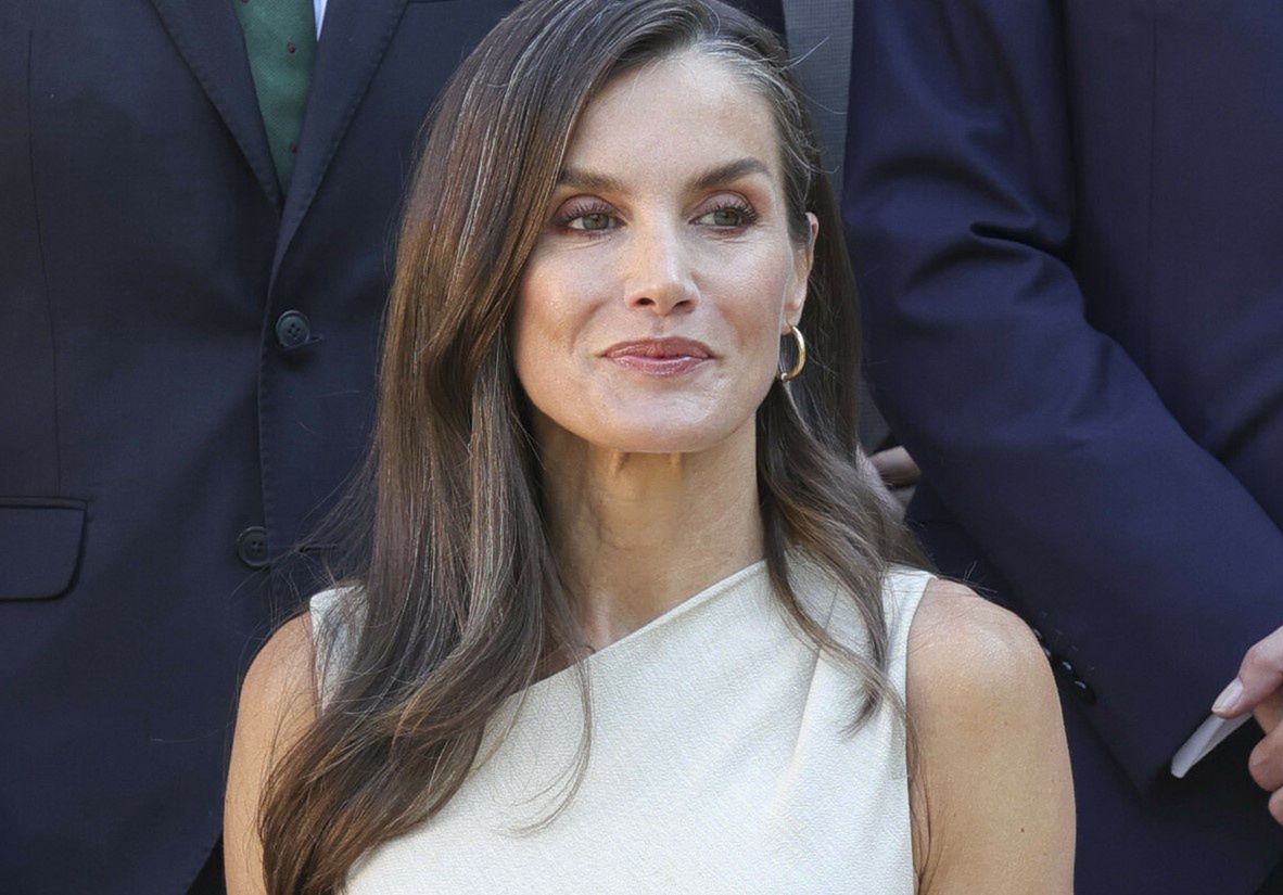 Królowa Letizia włożyła najmodniejszą spódnicę jesieni. Trafiła w dziesiątkę