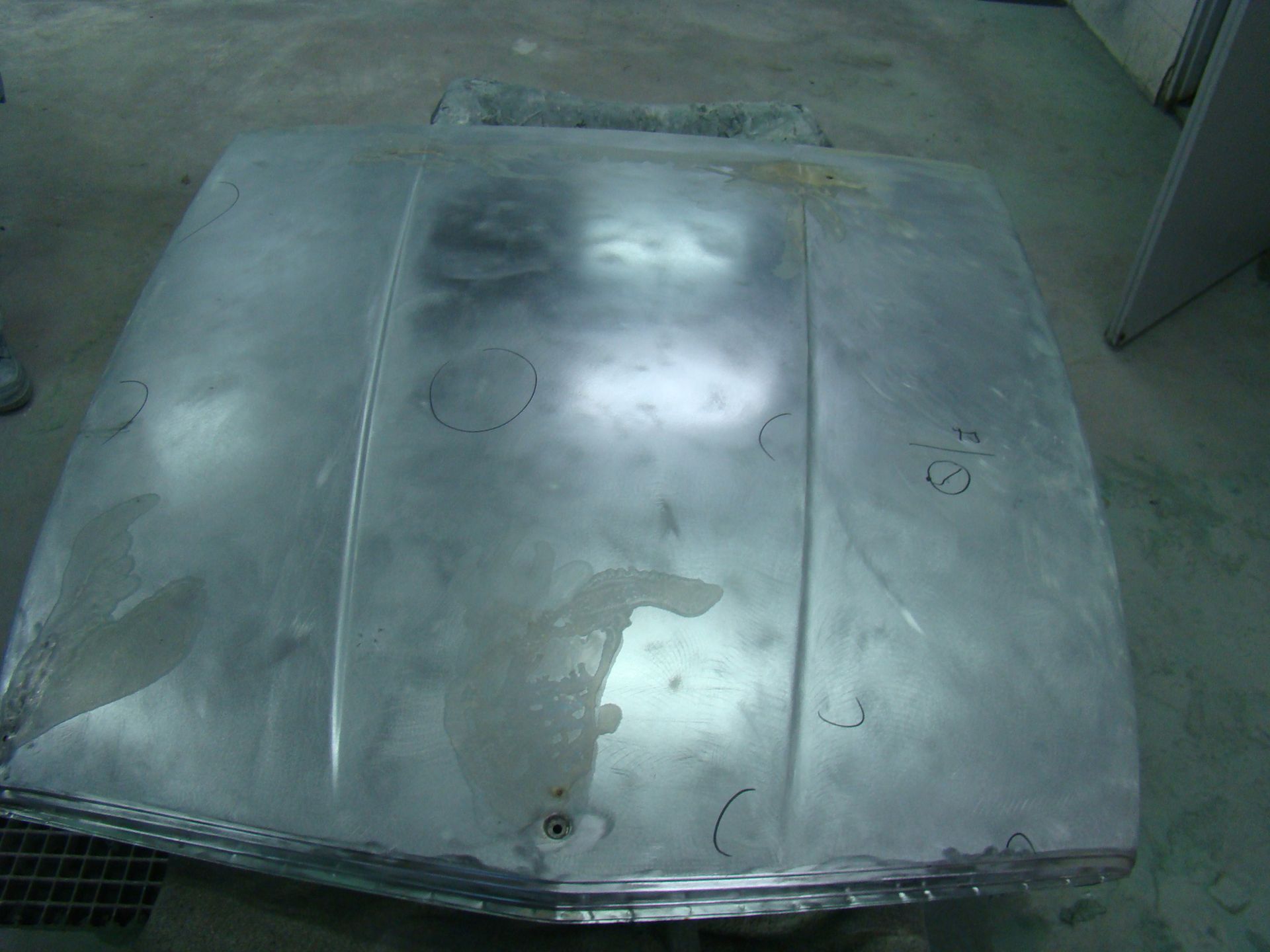 Mercedes 450 SL (R107) - prace nad pokrywą silnika 7