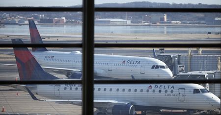 Samolot Delty uderzył skrzydłem w pas startowy na lotnisku LaGuardia