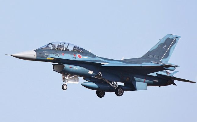 F-2 - dobrze widoczna trójdzielna osłona kabiny