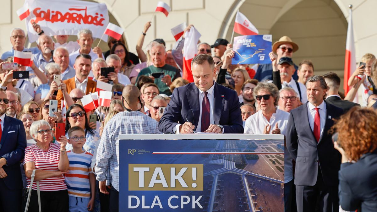 Kalisz, 07.08.2025. Prezydent RP Karol Nawrocki (C) podczas wizyty w Kaliszu, 7 bm. Prezydent elekt spotkał się z mieszkańcami i odwiedził Sanktuarium Św. Józefa. (aldg) PAP/Tomasz Wojtasik
