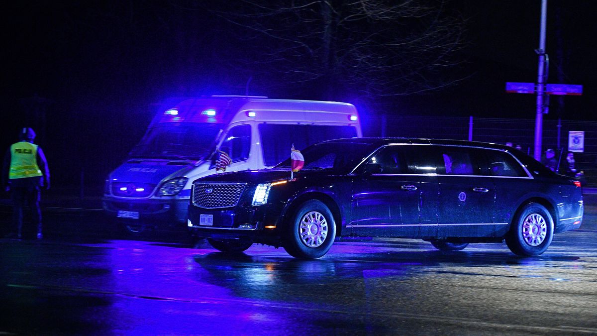 Warszawa, 20.02.2023. Wizyta prezydenta USA Joe Bidena. Cadillac One z prezydentem USA Joe Bidenem w drodze do Hotelu Marriott w Warszawie, 20 bm. Prezydent Biden rozpoczyna wizytę w Polsce. (sko) PAP/Marcin Obara