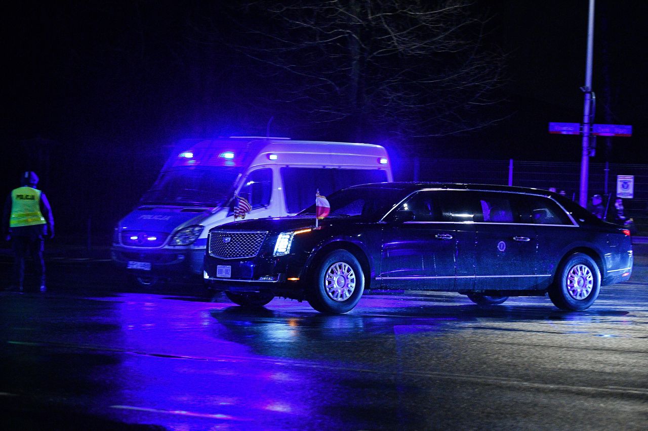 Warszawa, 20.02.2023. Wizyta prezydenta USA Joe Bidena. Cadillac One z prezydentem USA Joe Bidenem w drodze do Hotelu Marriott w Warszawie, 20 bm. Prezydent Biden rozpoczyna wizytę w Polsce. (sko) PAP/Marcin Obara