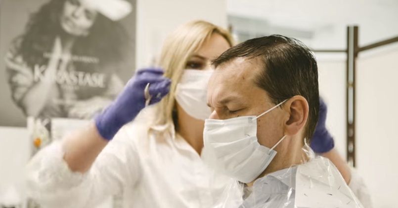 Mateusz Morawiecki u fryzjera