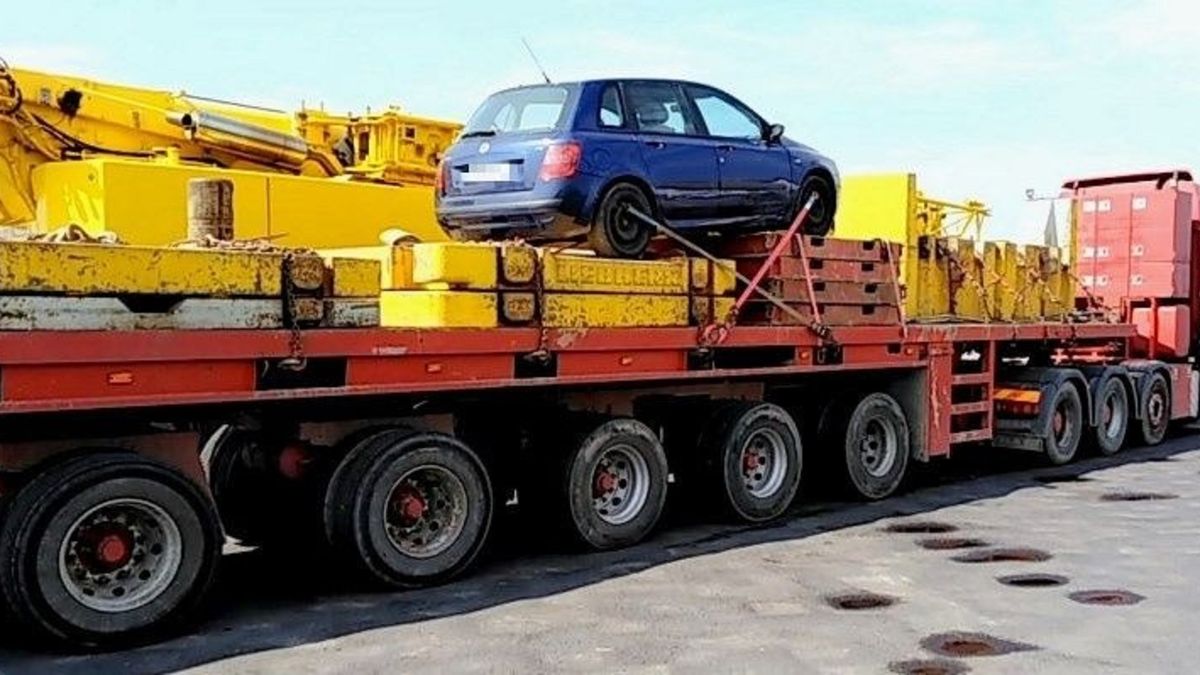 Fiat Stilo ustawiony na betonowych balastach to niecodzienny widok.