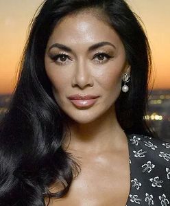 Nicole Scherzinger w niebieskim bikini. Widok w tle oszałamia