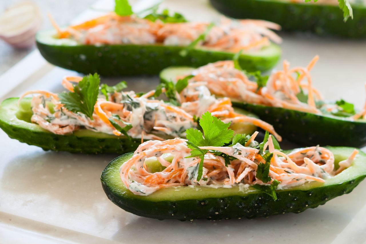 Mało węgli, dużo witamin. Ogórkowe łódeczki z kremowym farszem zrób w upał zamiast kanapek