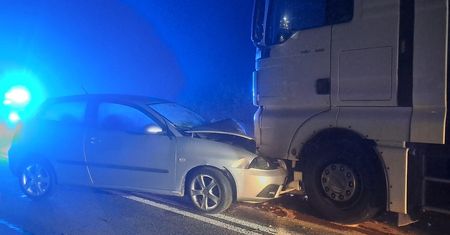 Czołowe zderzenie na DK-17. Nietrzeźwa 48-latka wjechała pod ciężarówkę