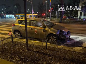 Warszawa: Czołowe zderzenie elektrycznej hulajnogi z autem na Pradze-Północ. Jedna osoba poważnie ranna