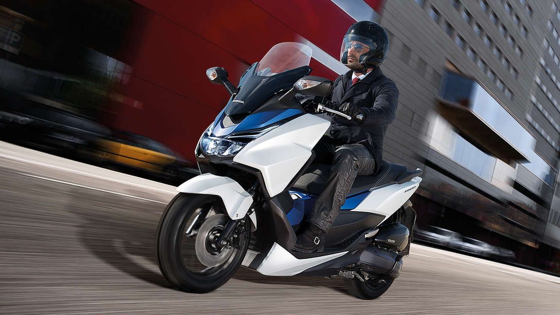 Prędkość wielu skuterów o poj. 125 cm3 przekracza 100 km/h. Przykładem jest widoczna na zdjęciu Honda Forza 125.