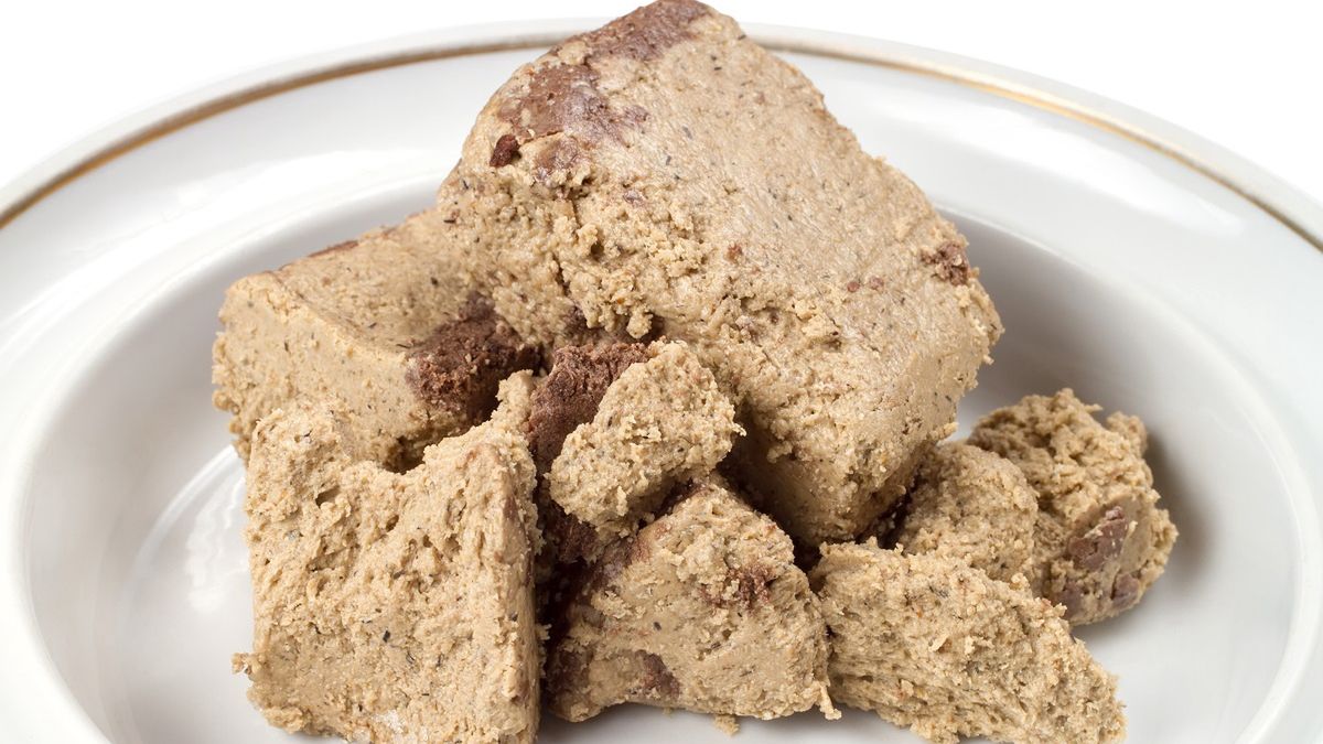 Tłusta, kaloryczna i superzdrowa. Kruchą i delikatną chałwę zrobisz w domu z kilku składników.