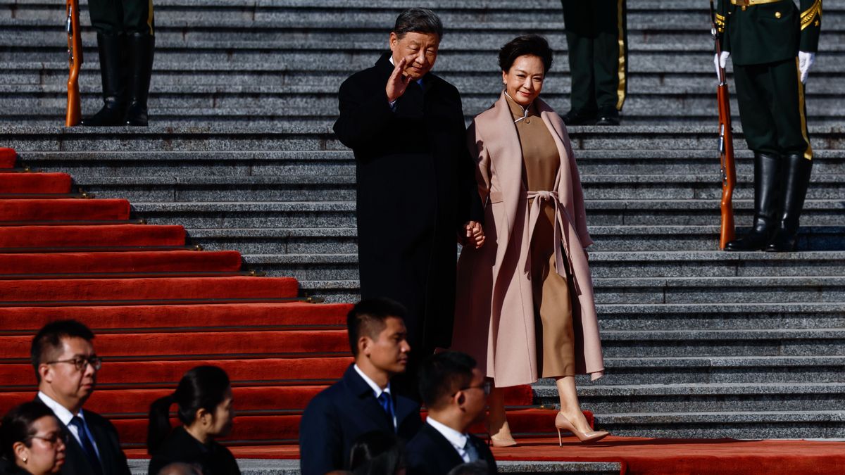 BEIJING, CHINA - NOVEMBER 14: Chinese President Xi Jinping and his wife Peng Liyuan arrive for a welcome ceremony for Thai King Maha Vajiralongkorn and Queen Suthida at The Great Hall Of The People on November 14, 2025 in Beijing, China. Thai King Maha Vajiralongkorn is in China to celebrate the 50th anniversary of the establishment of diplomatic ties. The visit is also the first for a reigning Thai monarch. (Photo by Tingshu Wang - Pool/Getty Images)