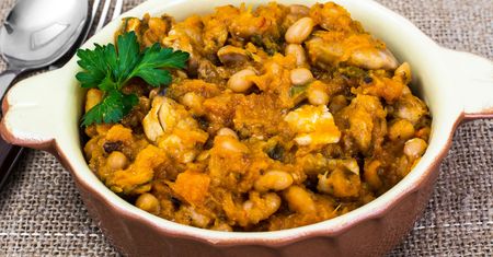 Cassoulet. Francuski gulasz z mięsem i fasolą