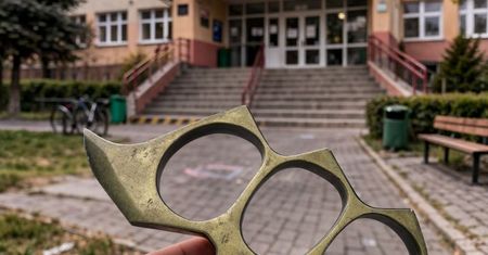 Uczeń przyniósł kastet, bo chciał pochwalić się kolegom. Reakcja dyrektora była natychmiastowa