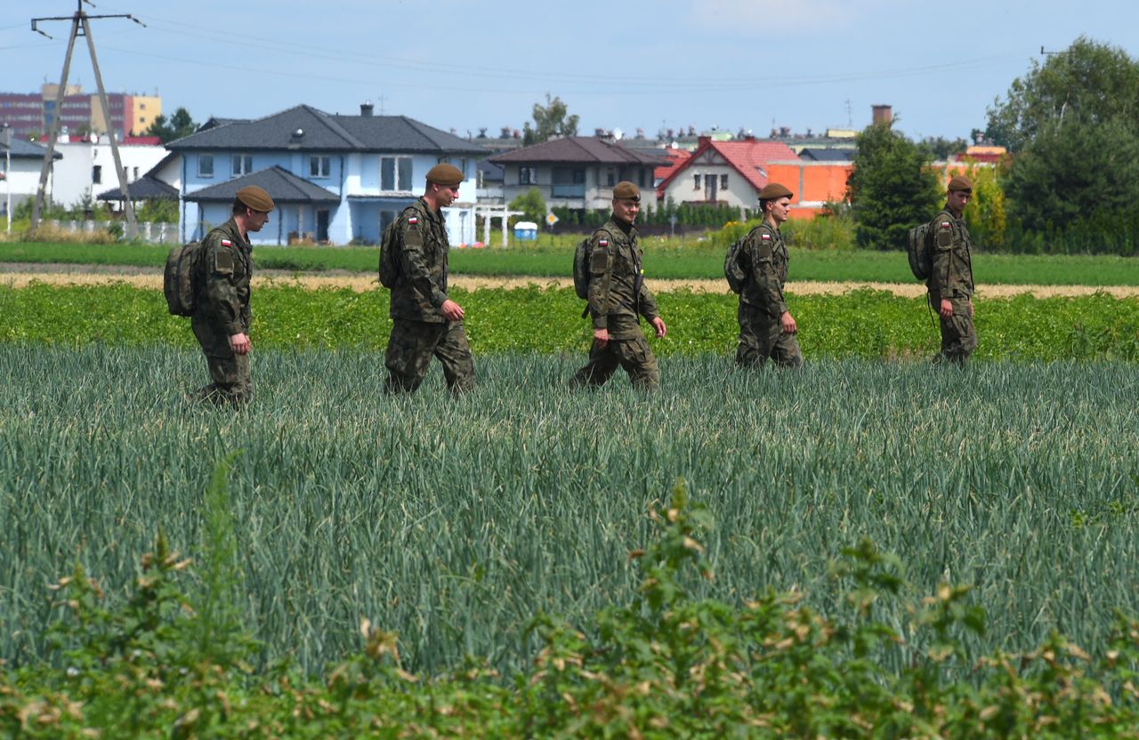 Żołnierze WOT uczestniczą w poszukiwaniu 5-letniego Dawida we wsi Konotopa w woj. mazowieckim. Lipiec 2019 r. 