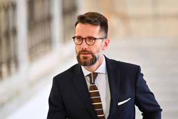 Kuriozalne sceny w studiu. Poseł PiS próbował mu zabrać notatki