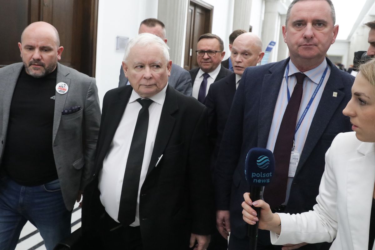Jarosław Kaczyński wciąż porusza się w Sejmie w obecności prywatnego ochroniarza, który wchodzi z nim również w Sejmowe kuluary