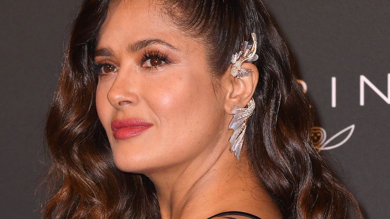 54-letnia Salma Hayek eksponuje ponętne kształty, pozując w Cannes u boku męża miliardera (ZDJĘCIA)