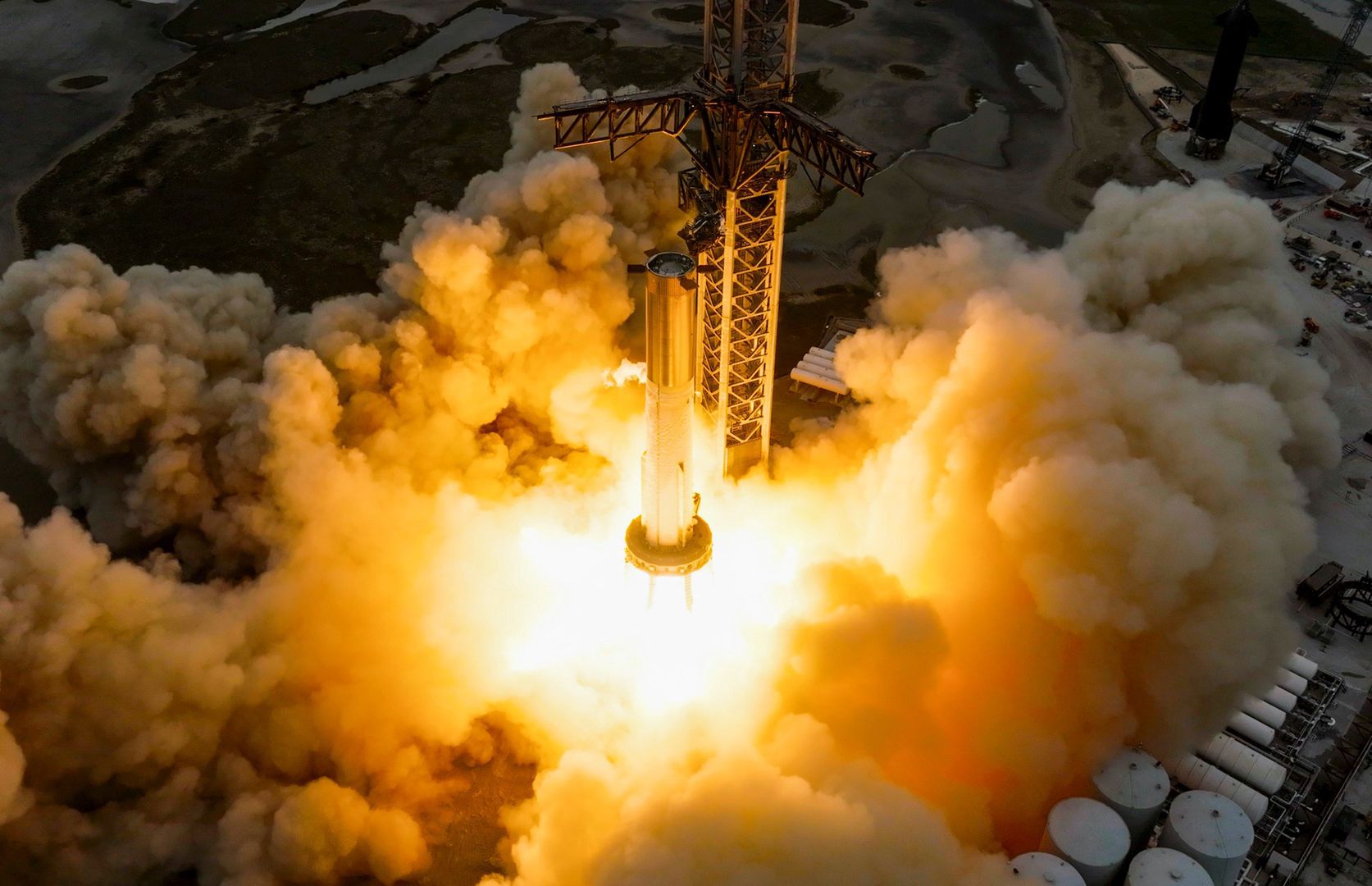 Test silników członu SuperHeavy w lutym 2023 r.